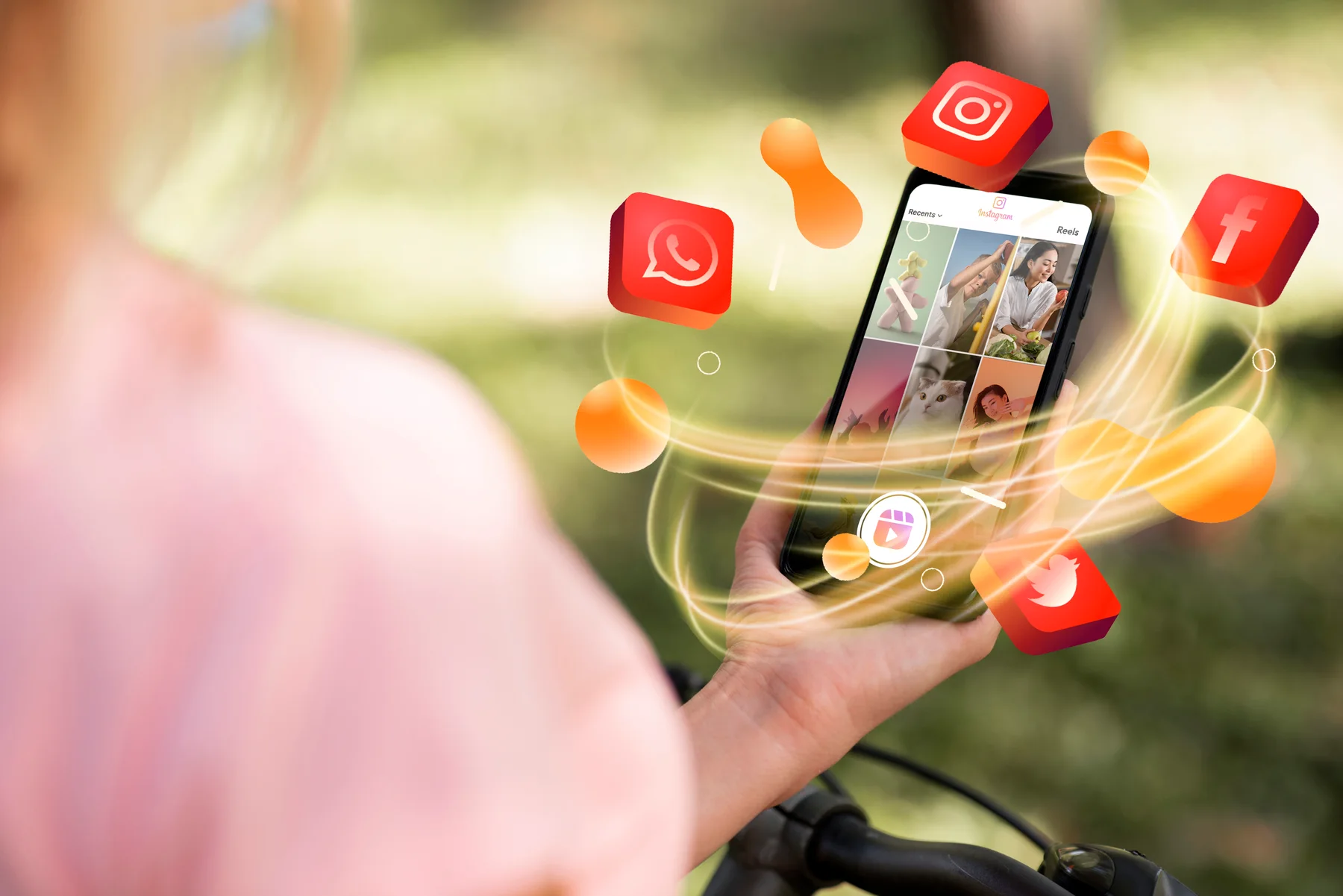 Persona creando contenido e interacción para redes sociales desde un teléfono