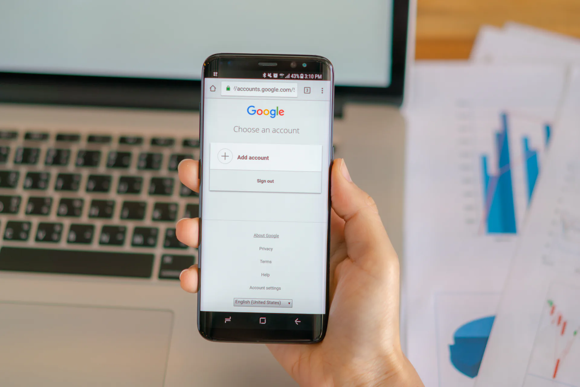 Persona accediendo a Google desde un teléfono móvil