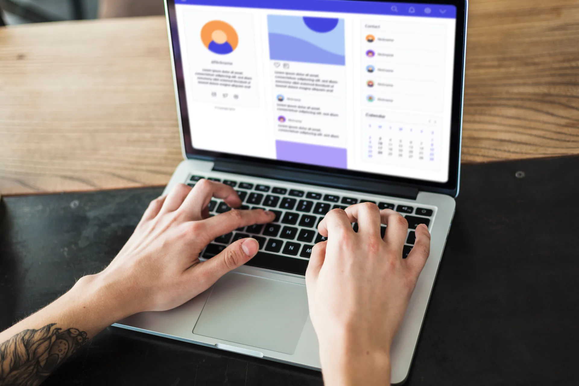 Persona trabajando en contenido digital desde una computadora portátil
