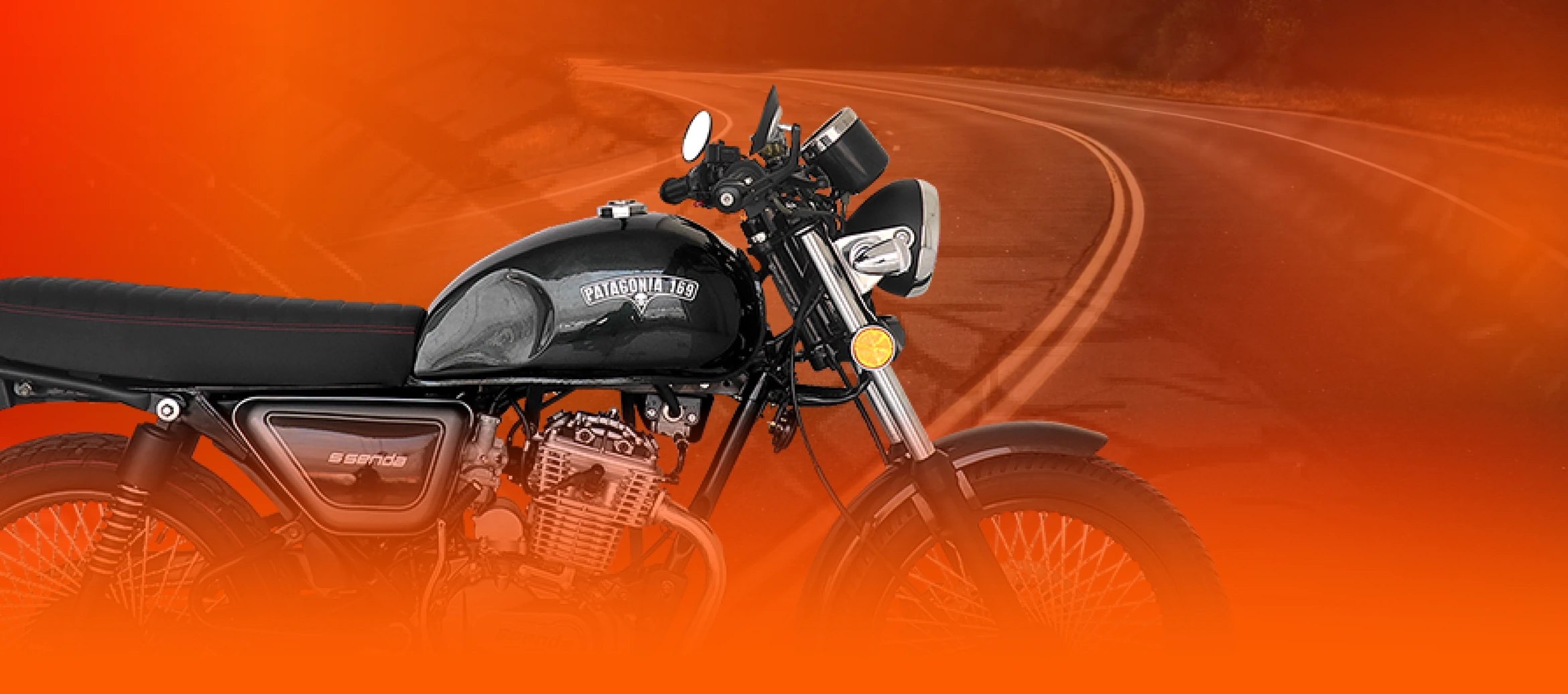 Motocicleta negra de Motocorp sobre un fondo naranja con una carretera.