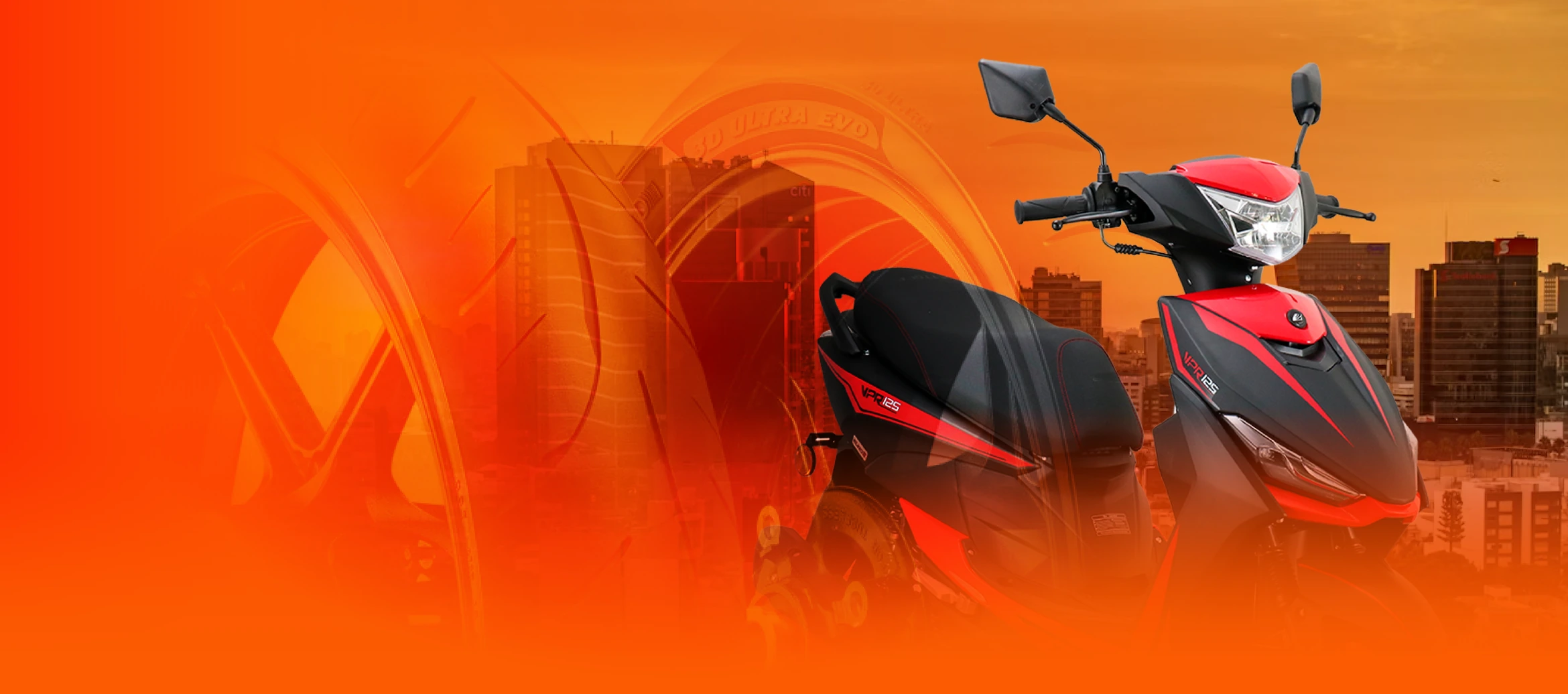 Motocicleta roja de Motocorp sobre un fondo naranja con edificios de la ciudad.