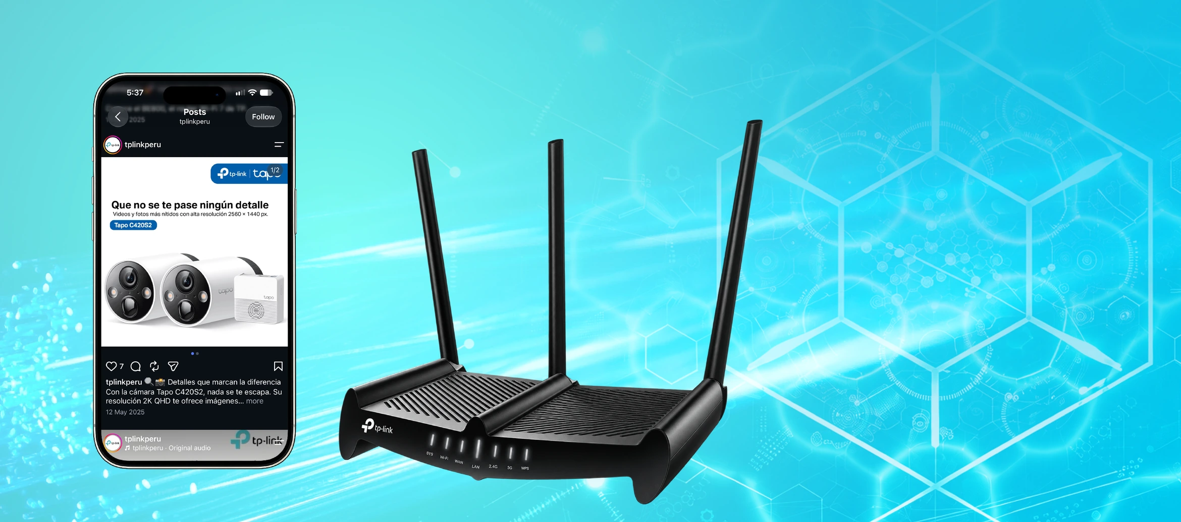 Router TP-Link junto a un teléfono con una publicación de cámaras Tapo sobre un fondo turquesa.